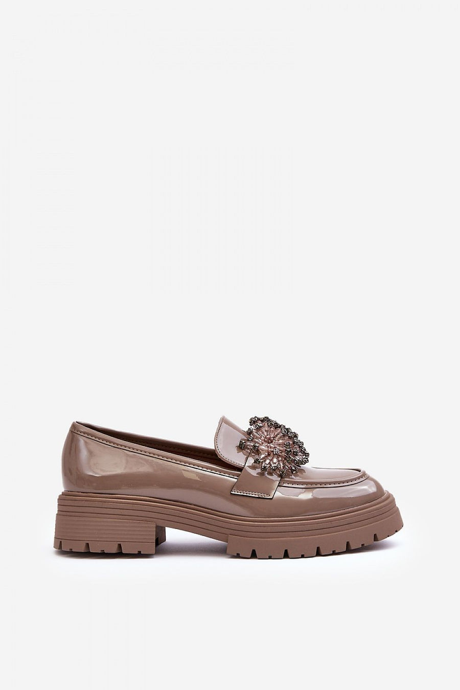 Loafers with a flat heel in beige.