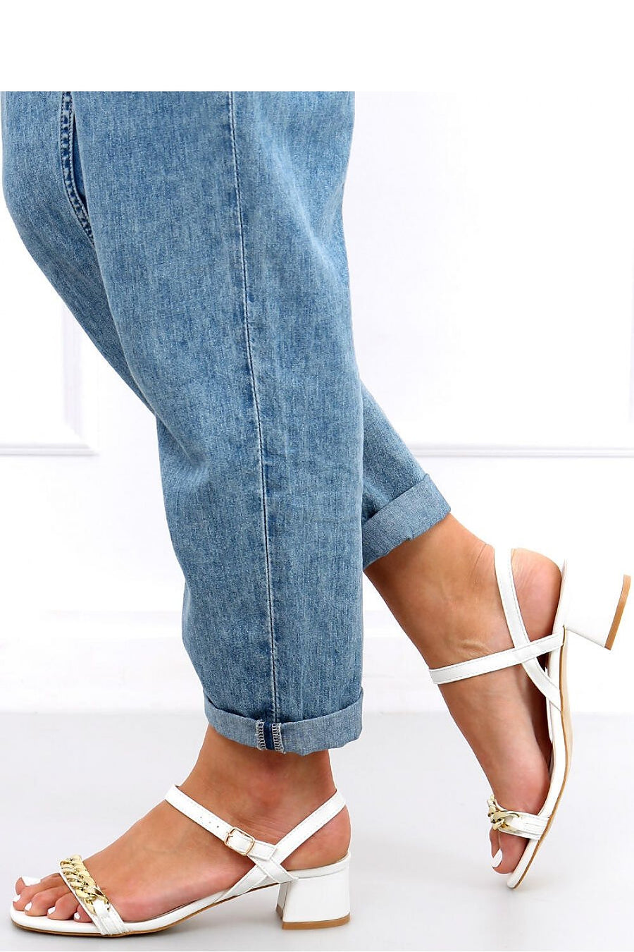 Heeled sandals in white